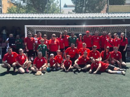 Foto grupal de la mayoria de jugadores y hermanos que participaron durante el ix torneo nazareno solidario